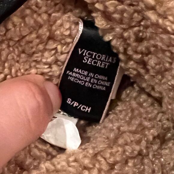 Victoria’s Secret Fleece Slippers Bootie - Picture 9 of 10